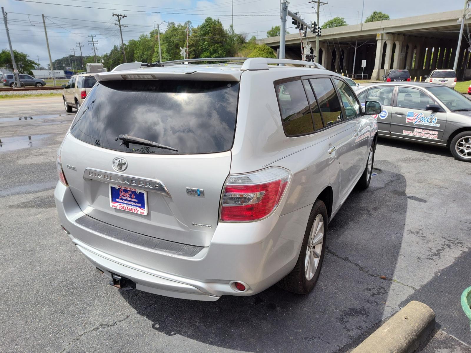 2008 Silver /Gray Toyota Highlander Hybrid (JTEEW44A182) with an 3.3 V6 engine, CVT transmission, located at 5700 Curlew Drive, Norfolk, VA, 23502, (757) 455-6330, 36.841885, -76.209412 - - Photo #15